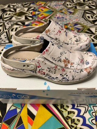 Zuecos de piel con estampado floral