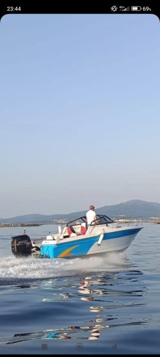 Barco deportivo con motor Suzuki