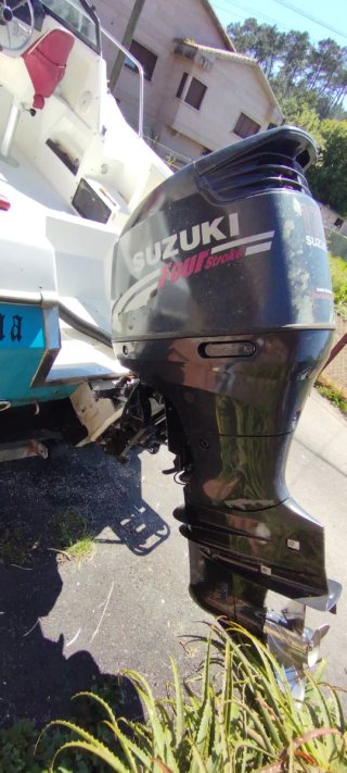 Barco deportivo con motor Suzuki