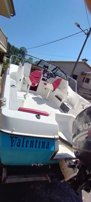 Barco deportivo con motor Suzuki