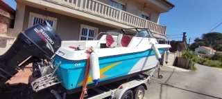 Barco deportivo con motor Suzuki