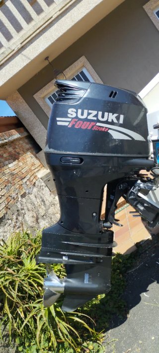 Barco deportivo con motor Suzuki