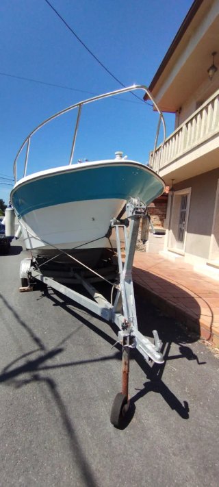 Barco deportivo con motor Suzuki