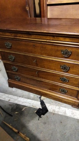 Cómoda de madera con 4 cajones