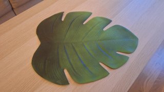 Piatto decorativo in legno con foglia e sfere