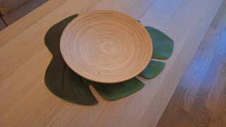 Piatto decorativo in legno con foglia e sfere
