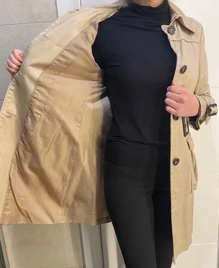 Gabardina color beige. Sfera. Talla S.