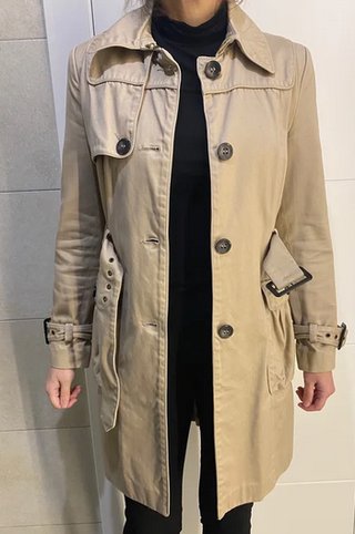 Gabardina color beige. Sfera. Talla S.