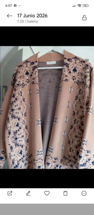 Chaqueta de punto beige con estampado