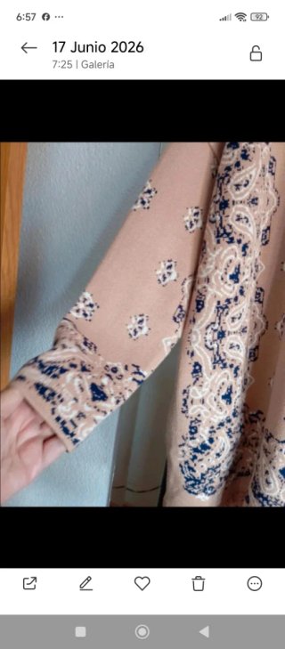 Chaqueta de punto beige con estampado