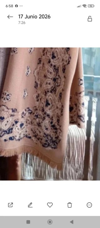 Chaqueta de punto beige con estampado