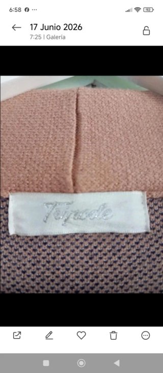Chaqueta de punto beige con estampado