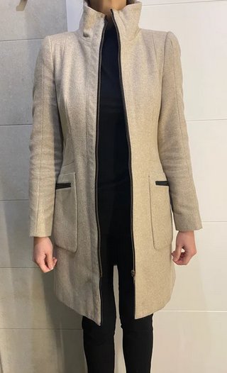 Abrigo tipo levita color beige de Zara. Talla S.