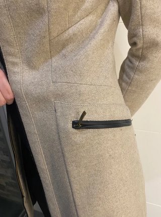 Abrigo tipo levita color beige de Zara. Talla S.