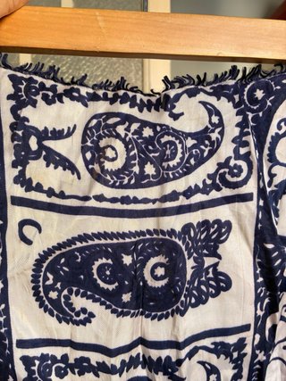 Pañuelo estampado azul y blanco