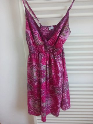 Bellissimo abito con spallini fucsia