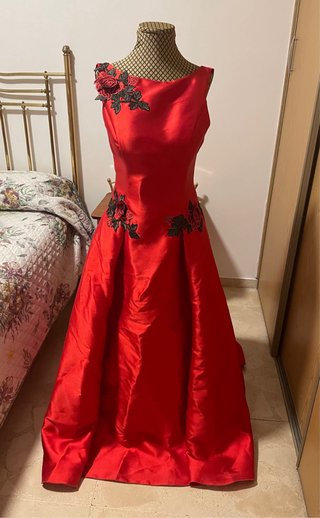 Vestido de fiesta rojo con flores