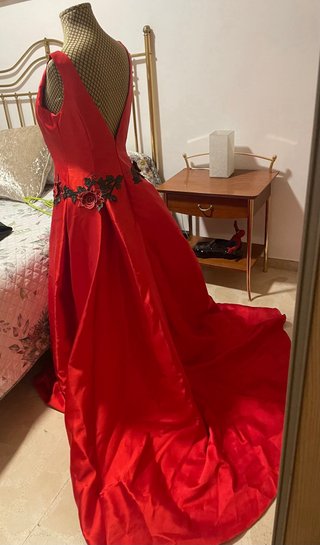 Vestido de fiesta rojo con flores