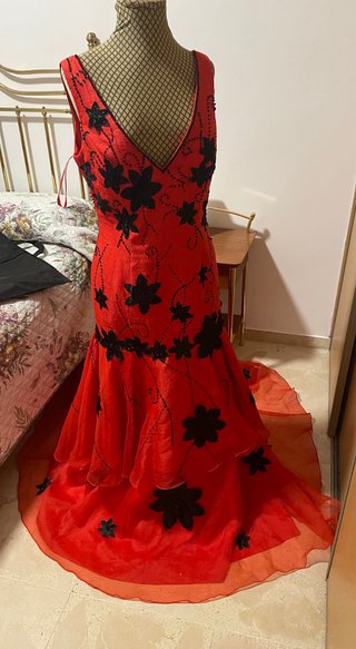 Vestido de fiesta rojo con flores negras