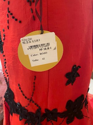 Vestido de fiesta rojo con flores negras