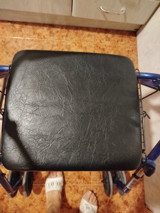 Andador azul con asiento y cesta