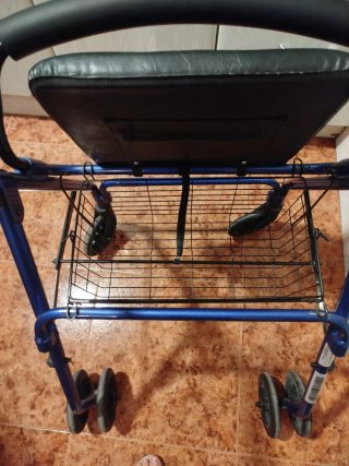 Andador azul con asiento y cesta