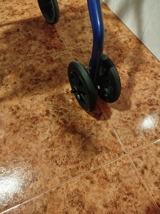 Andador azul con asiento y cesta