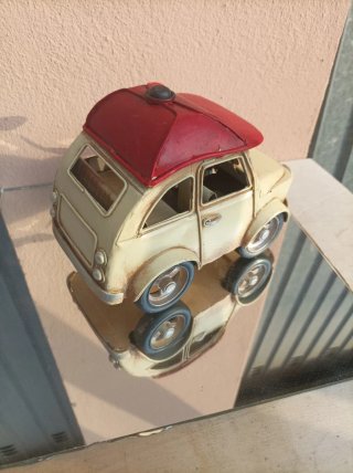 Modellino Fiat 500 con cappello rosso
