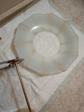 Lámpara de techo dorada y blanca