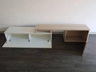 Mueble de salón modular madera y blanco