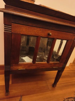 Mueble bar de madera con vitrina Med. Alto 72 Anch