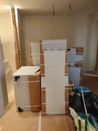 SE NECESITA REPARTIDOR DE MUEBLES DE COCINA