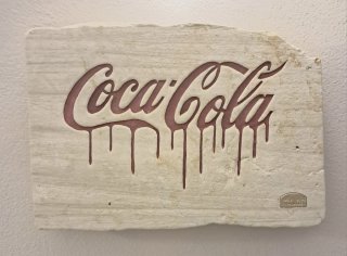 Scultura Coca-Cola in pietra arenaria