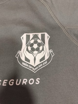 Camiseta deportiva niño/a gris