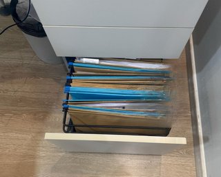 Scrivania da ufficio a L con cassettiera