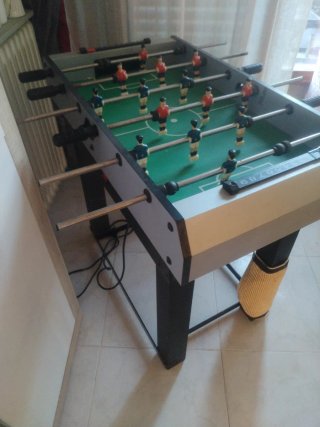 Futbolín infantil, habria que recogerlo.