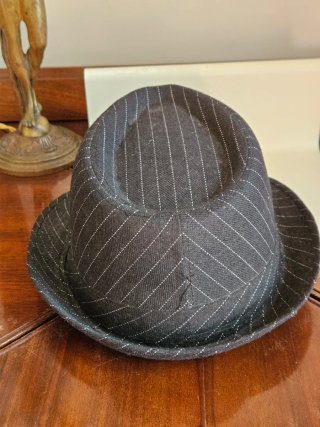 Cappello stile fedora gessato nero
