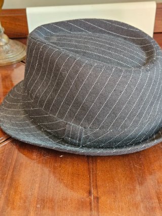 Cappello stile fedora gessato nero