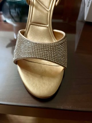 Sandalias doradas tacón adornadas ALDO