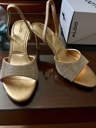Sandalias doradas tacón adornadas ALDO