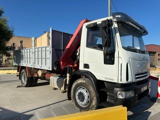 Camión IVECO ML180E28 con grúa Fassi