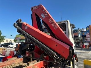 Camión IVECO ML180E28 con grúa Fassi