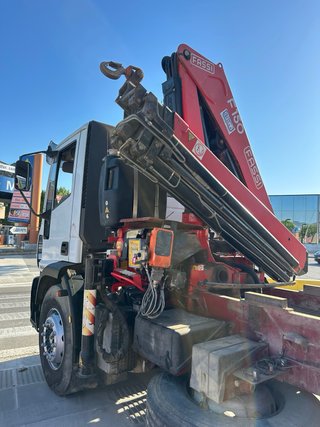 Camión IVECO ML180E28 con grúa Fassi