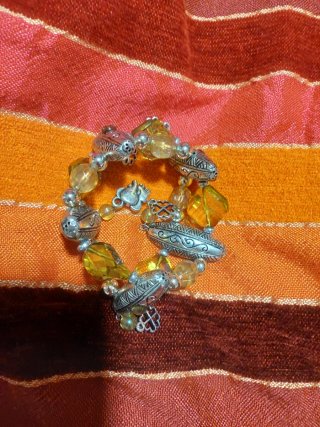 Pulsera abalorios plateados y verdes amarillentos