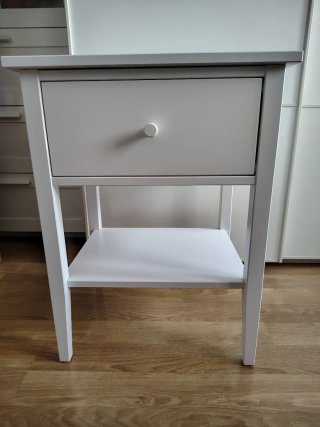Mesita de noche blanca de madera