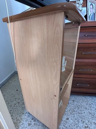 Carrello portaoggetti in legno e vetro