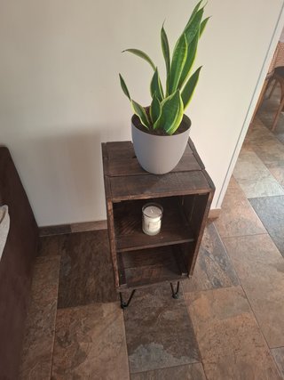Mueble auxiliar caja madera con estante. Artrsano