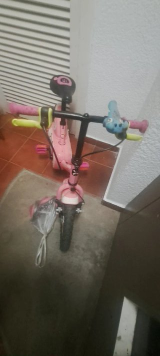 Bicicleta, patinete y red voleibol