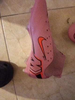 Botas de fútbol Nike rosas y naranjas