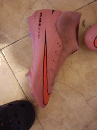 Botas de fútbol Nike rosas y naranjas